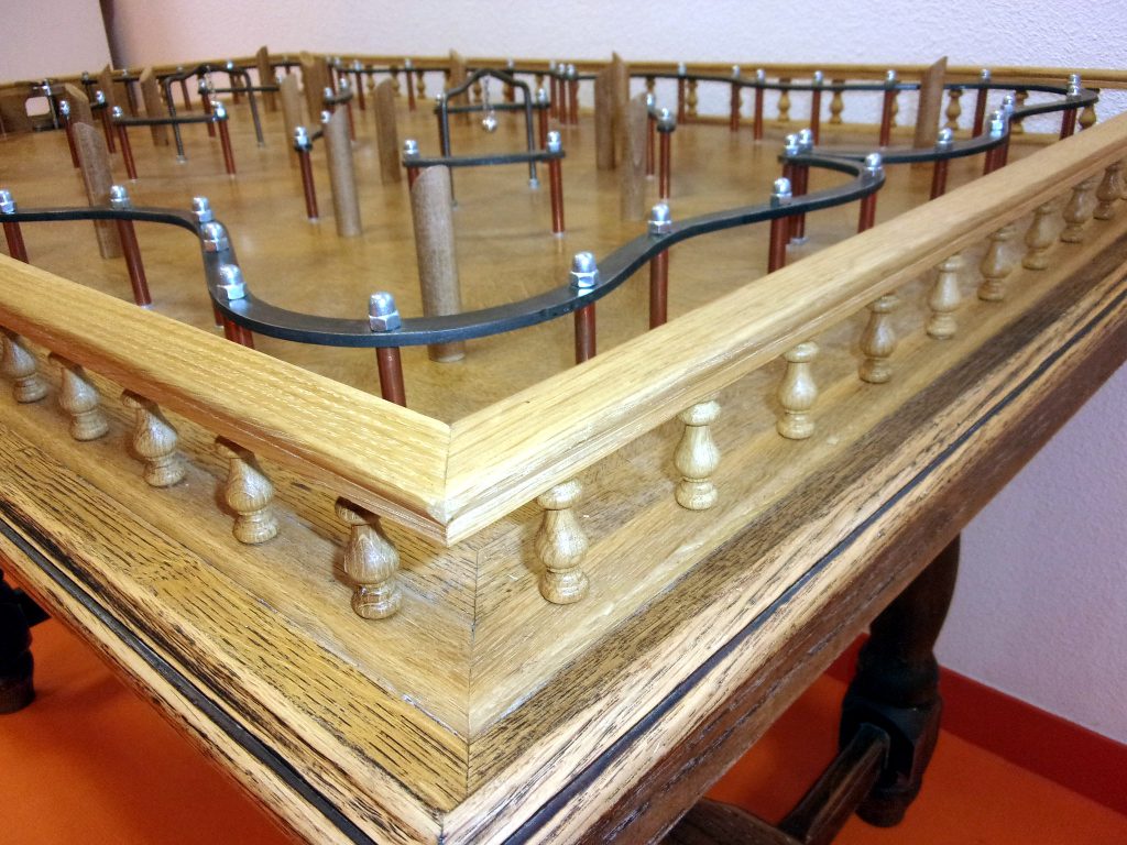 jeux table à toupie en bois