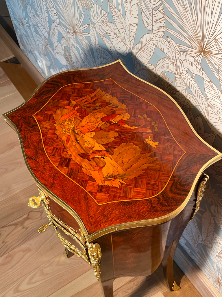 table de nuit Louis XV vernis tampon bronzes dorés