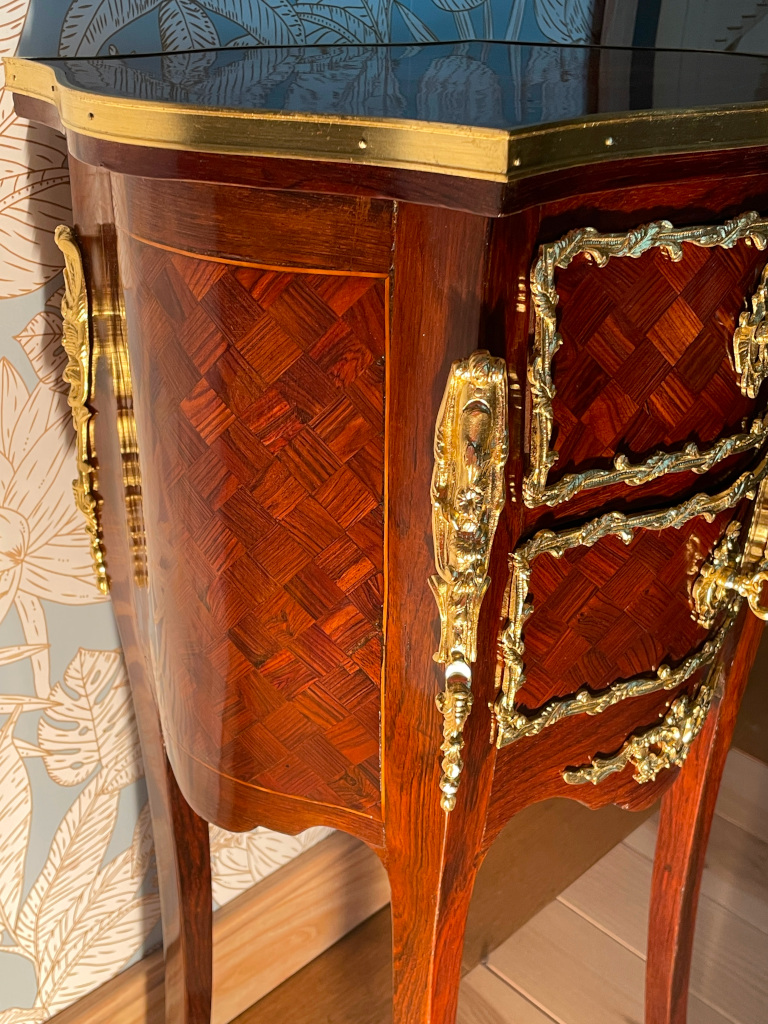 table de nuit Louis XV vernis tampon bronzes dorés